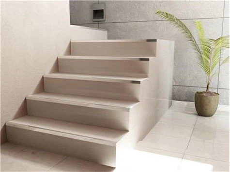 Prehodni trak iz aluminijastega profila