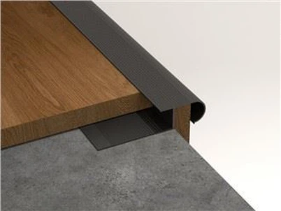 Protizdrsni trak za stopnice iz aluminija