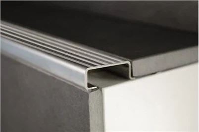 Stopniščni trak iz nerjavečega jekla