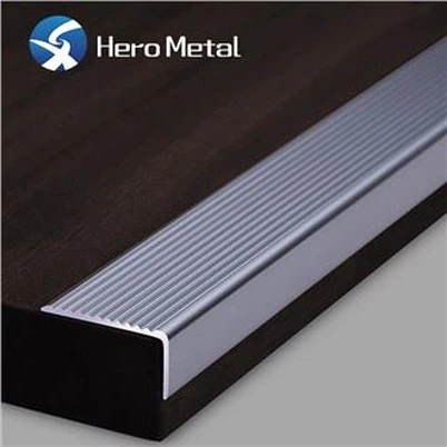 Ploščice stopniščne rob nosanje